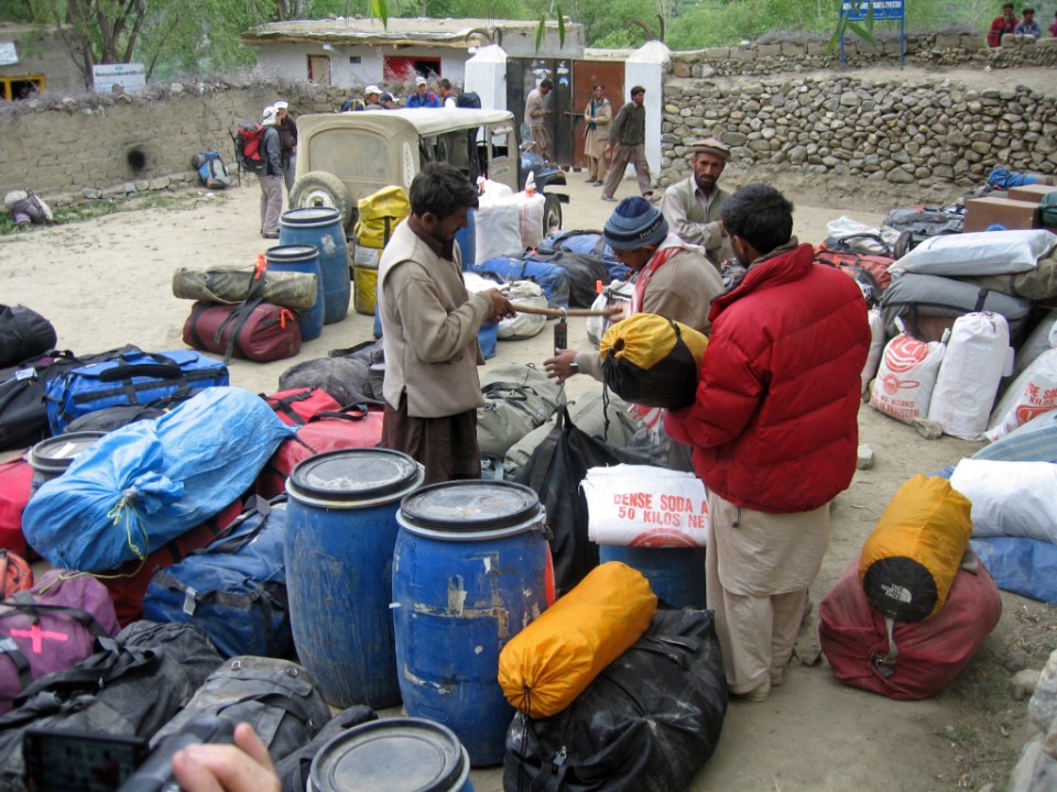 Dividing the expedition gear into 25kg porter loads