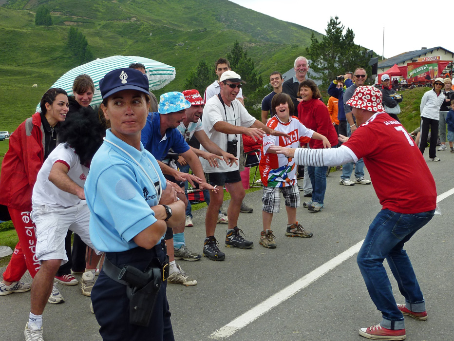 Spectators entertaining themselves waiting for the cyclists.