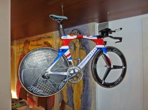 Wiggo`s world time trial bike at Tolo`s restaurant.JPG